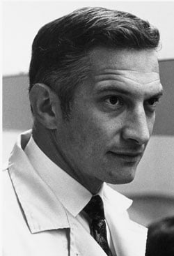 Robert Noyce in the laboratory | Image: Courtesy of Intel