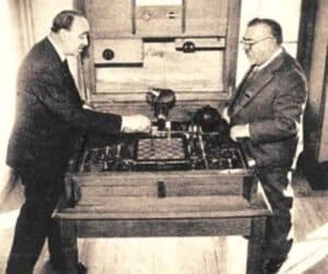 Gonzalo Torres demonstrates the chess-automaton to Norbert Wiener in 1951