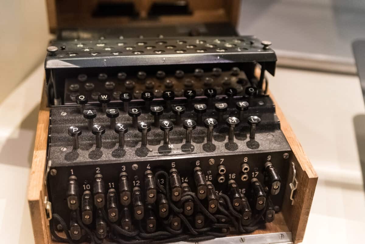 Enigma german machine - breaking enigma code