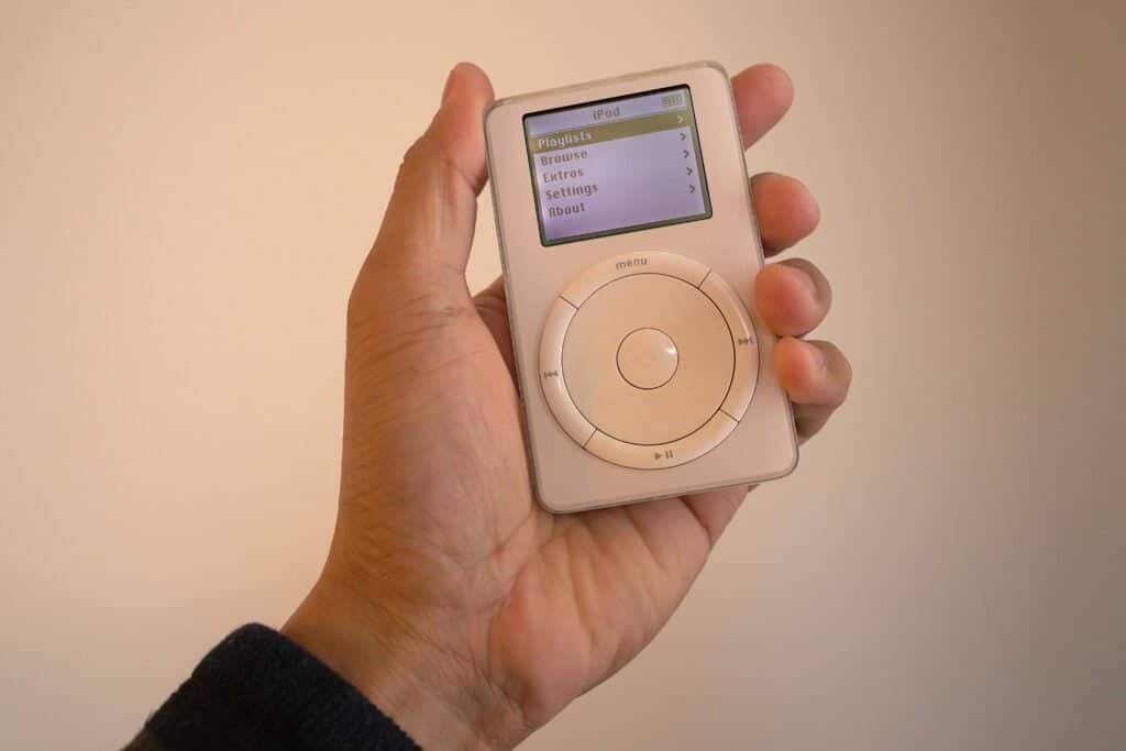 hand holding the first generation ipod