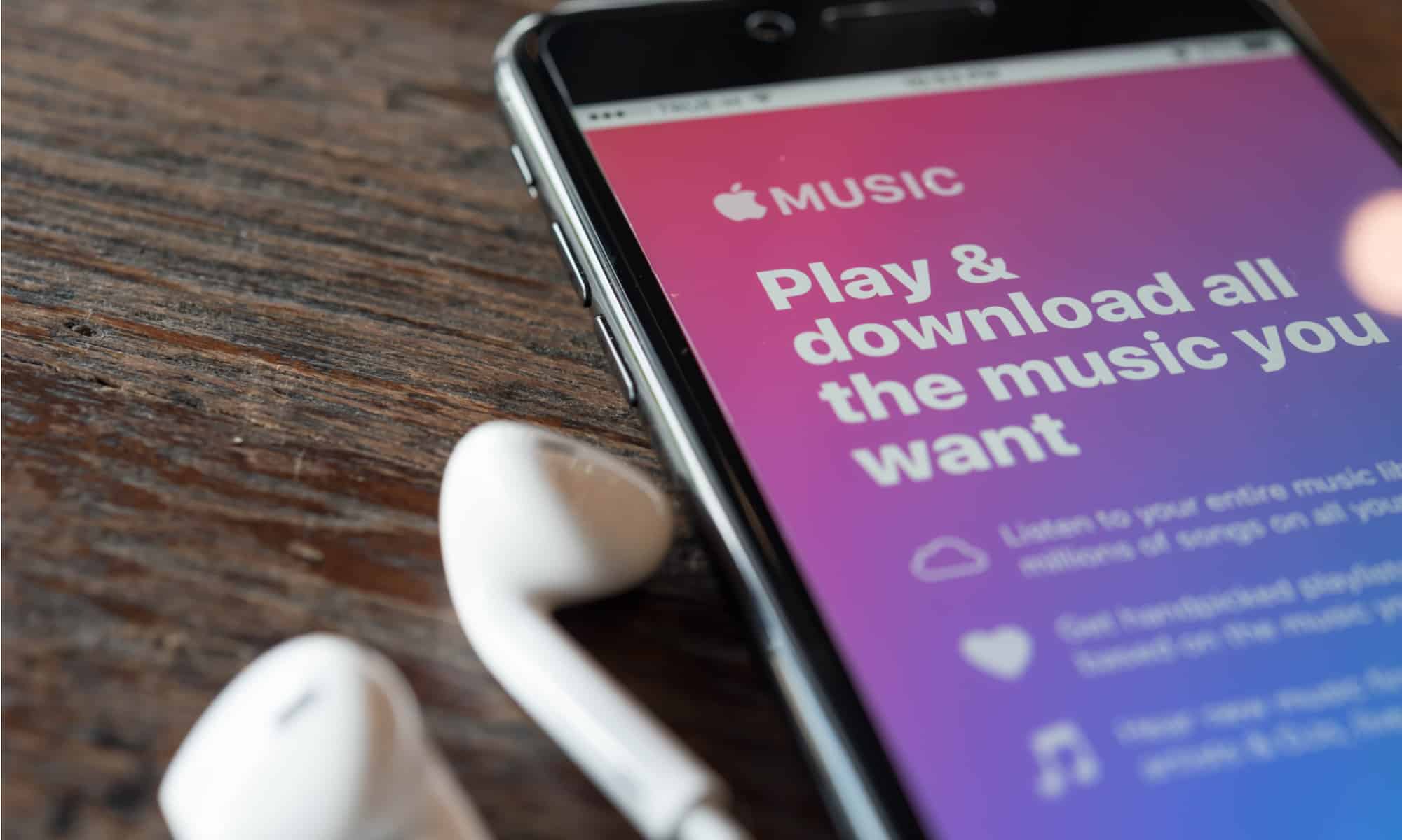 Apple Music vs Spotify: Full Comparison - History-Computer