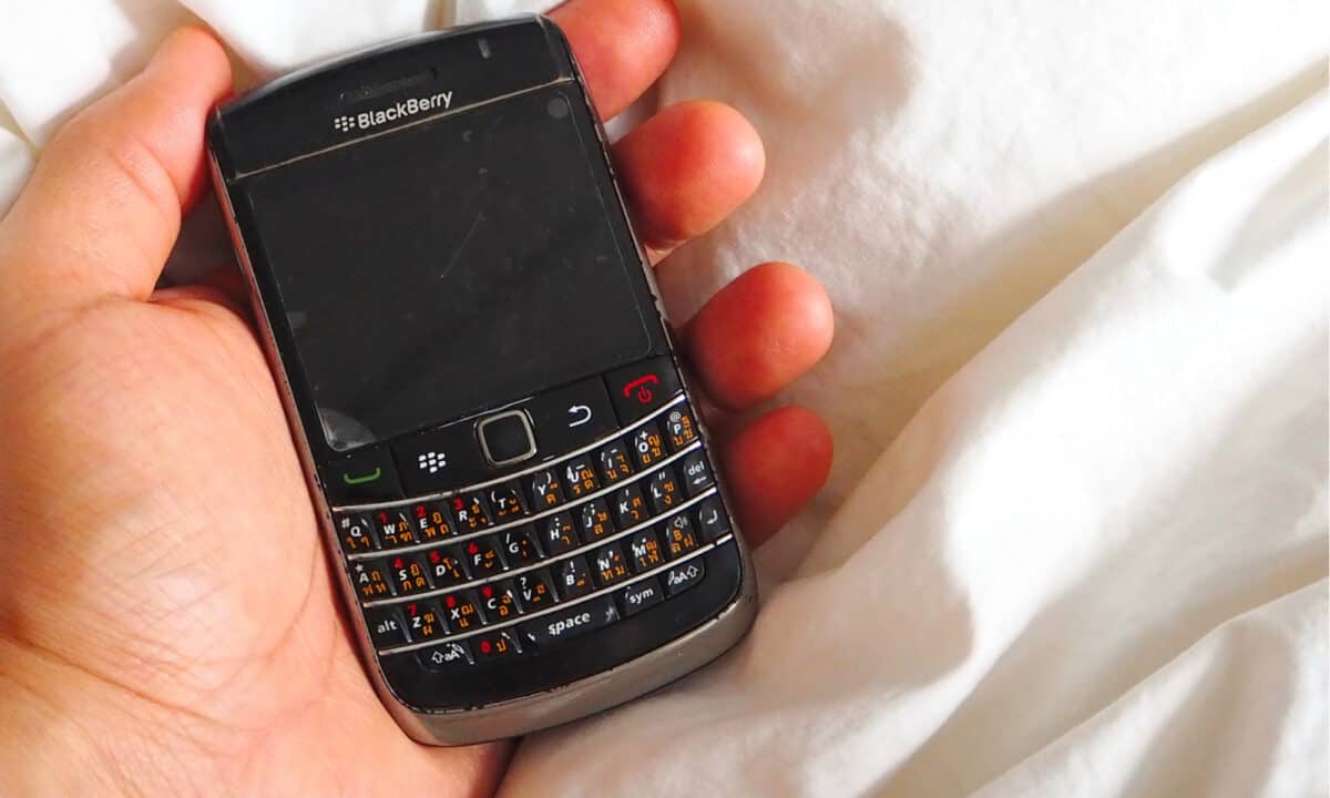 reviewing iconic 2000's cell phones! *razr, blackberry, etc.* 