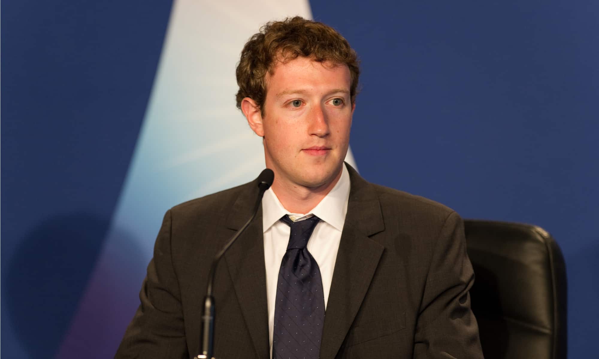 В каком возрасте Марк Цукерберг запустил Facebook?