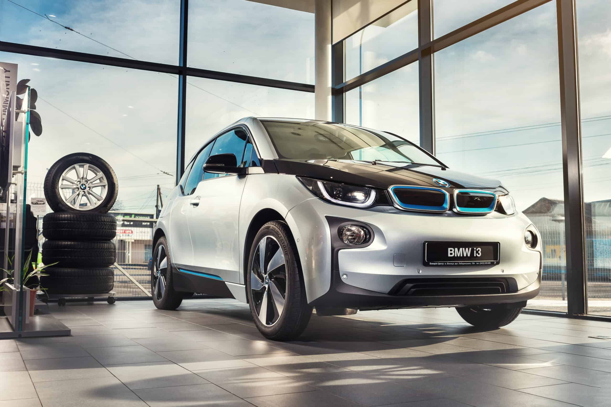 BMW introduces the i3 electric car with optional range-extending