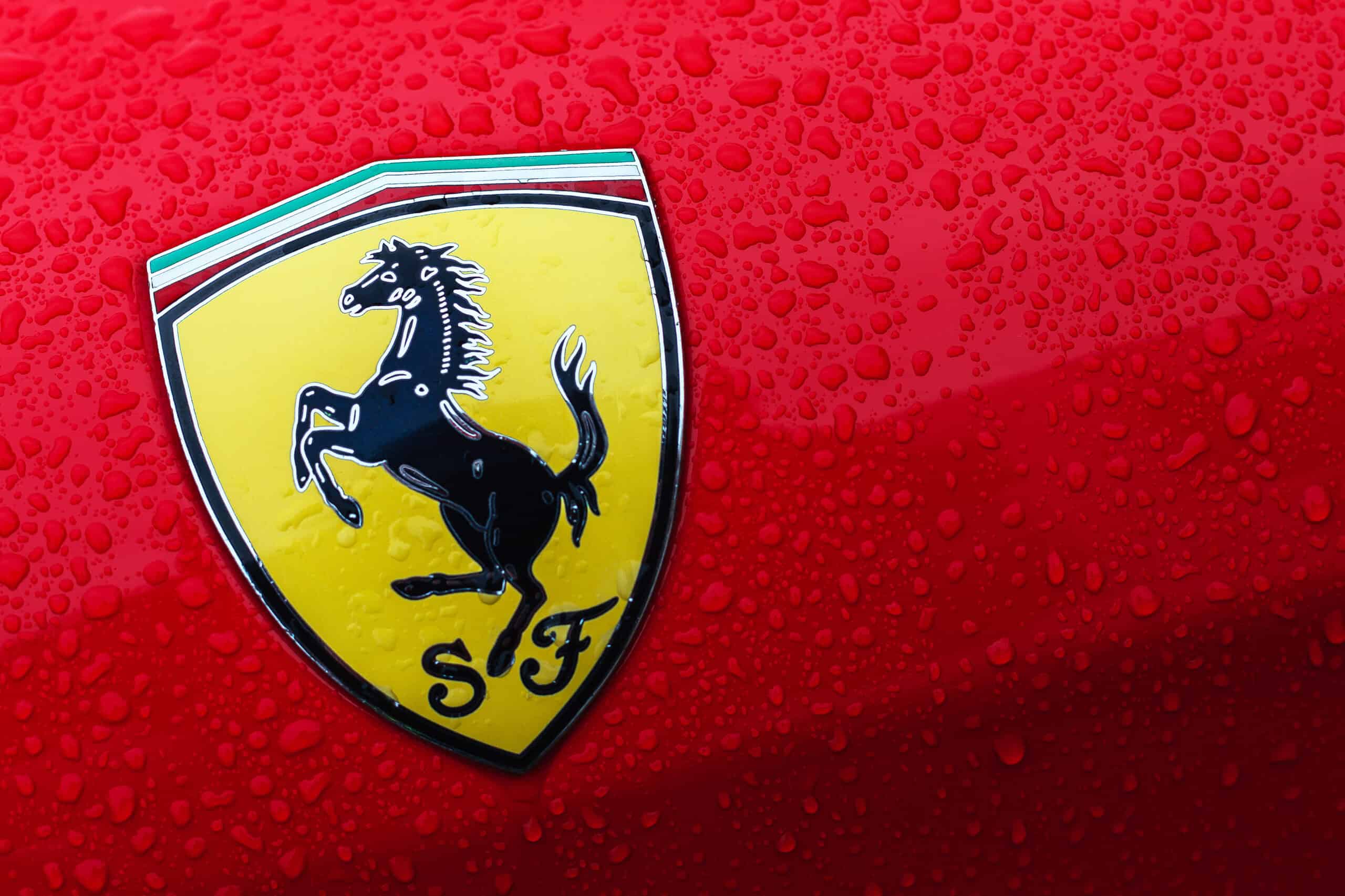 Машина с лошадью на эмблеме. Scuderia Ferrari эмблема. Знак Феррари ф40. Марка Феррари. Знак Феррари на машине.