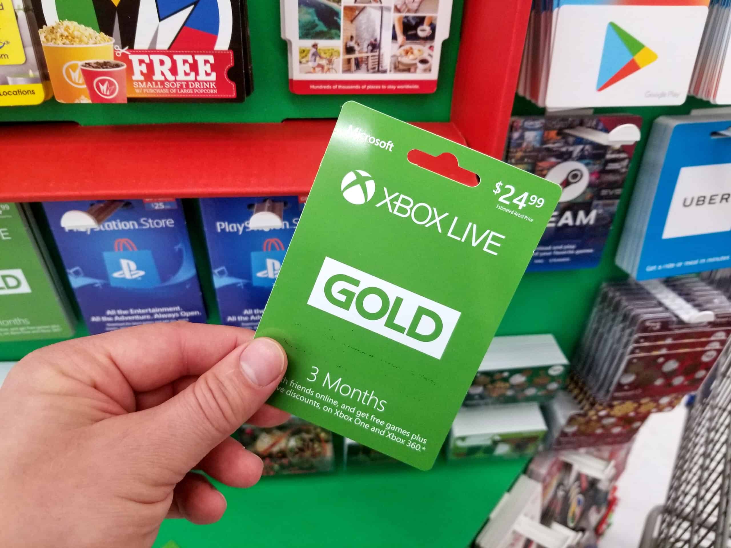Τα δάχτυλα που κρατούν την κάρτα δώρων Xbox