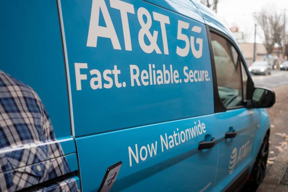 Logo AT&T 5G su un furgone di servizio