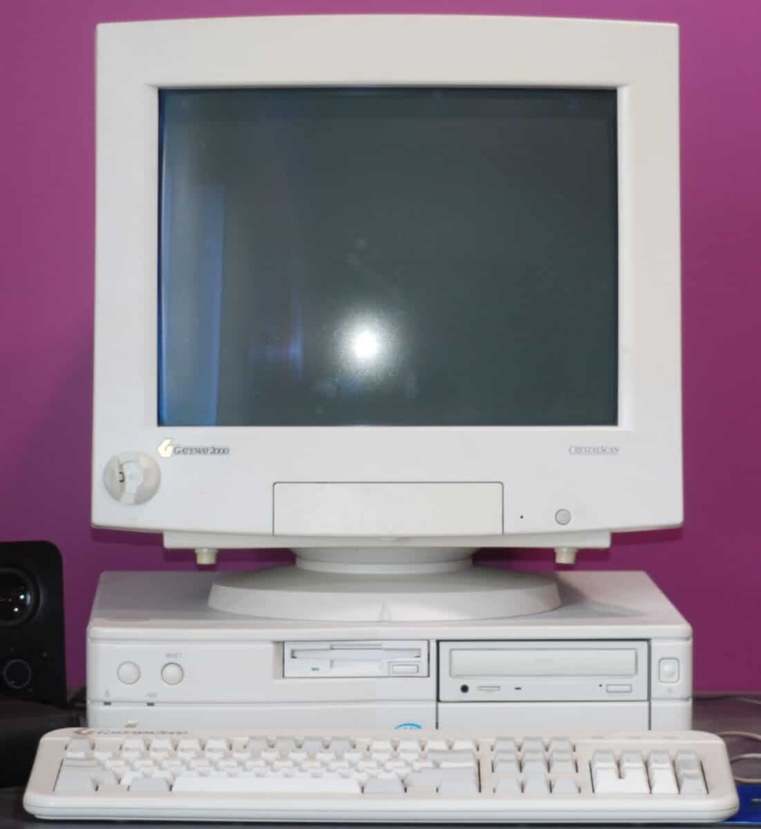 White Gateway 2000 desktop computer