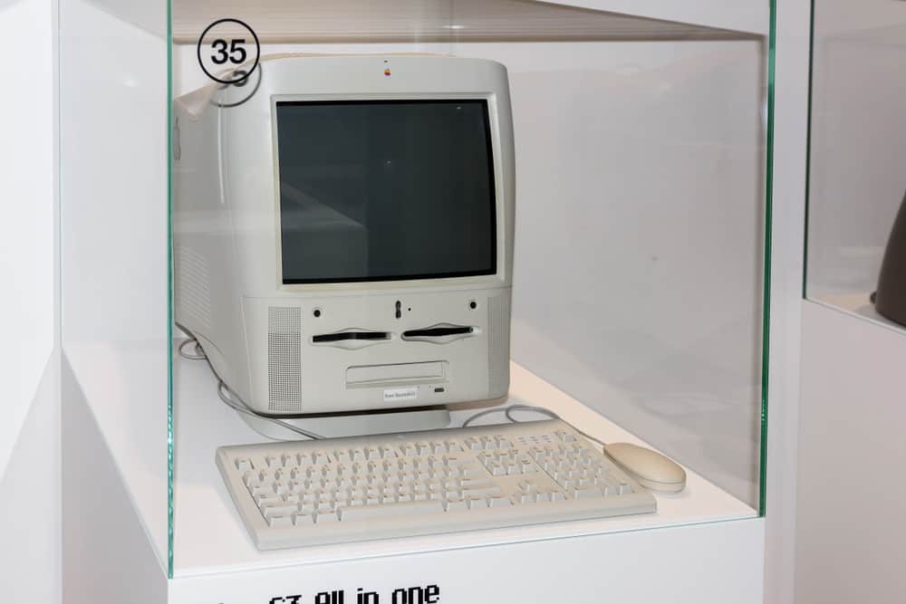 Powermac G3 on display at a museum