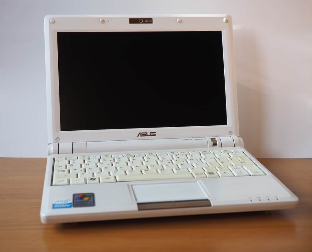 A white Asus Eee 900 on a desk