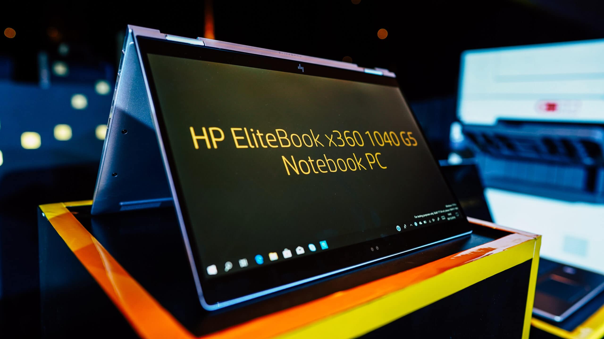 HP EliteBook x360 1040 G5 on display