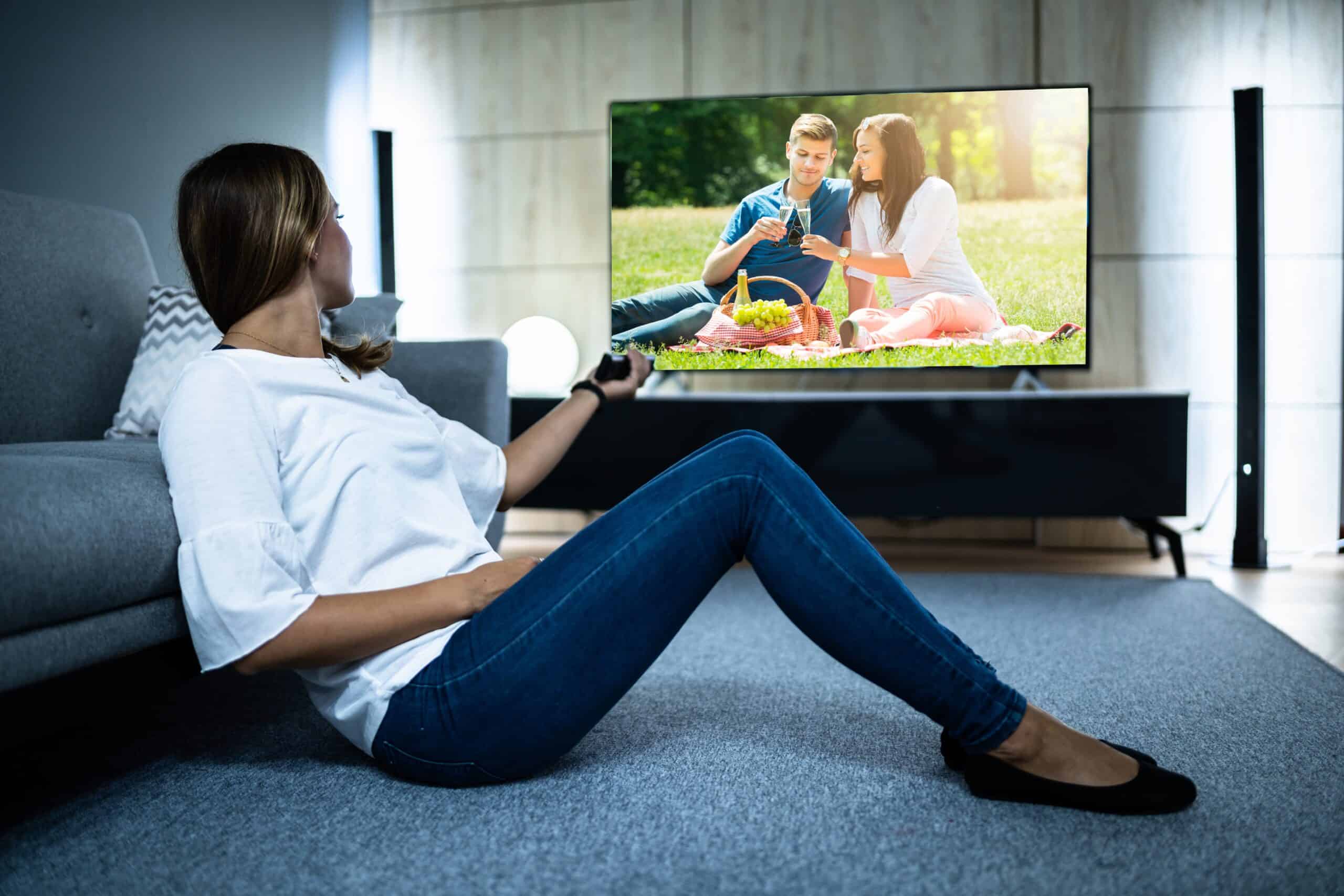 Женщина у телевизора. ТВ Вумен телевизор. TV wuman. Woman is watching TV. Тв вумен и коричневый камера