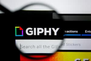 how to use giphy in slack