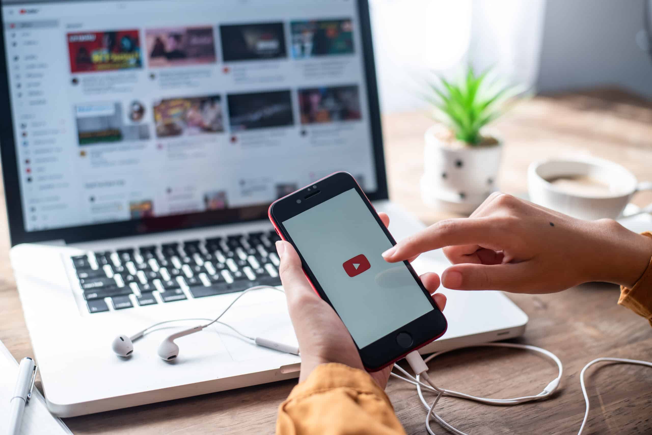 Cách Phát Youtube Trong Nền Trên iPhone rất đơn giản và tiện lợi cho những ai muốn sử dụng YouTube trong khi đang thực hiện các hoạt động khác trên điện thoại của mình. Chỉ cần vài bước đơn giản và bạn đã sẵn sàng cho một trải nghiệm tốt nhất trên YouTube. Hãy xem hình ảnh liên quan để biết thêm chi tiết.