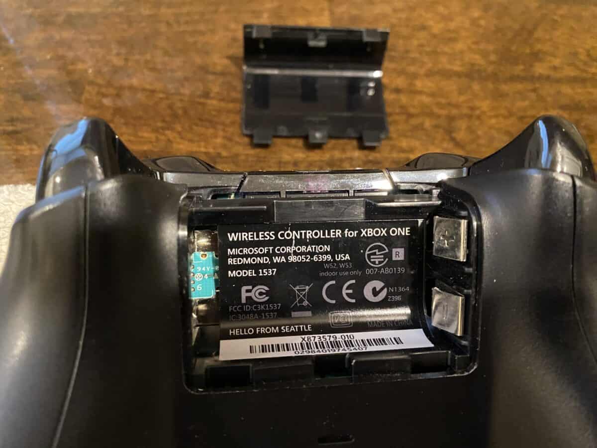 Clean Xbox One Controller, Remove batteries