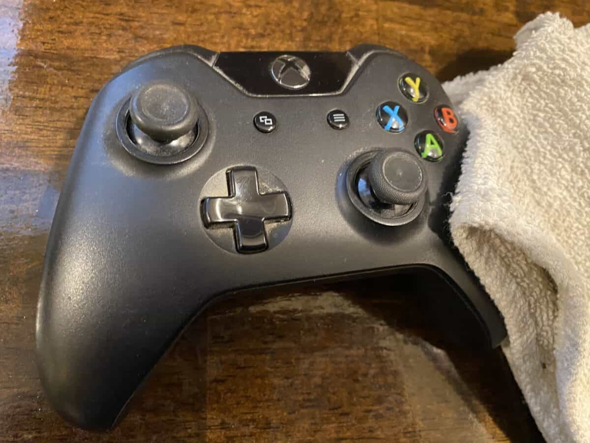 Clean Xbox One Controller, Wipe Casing