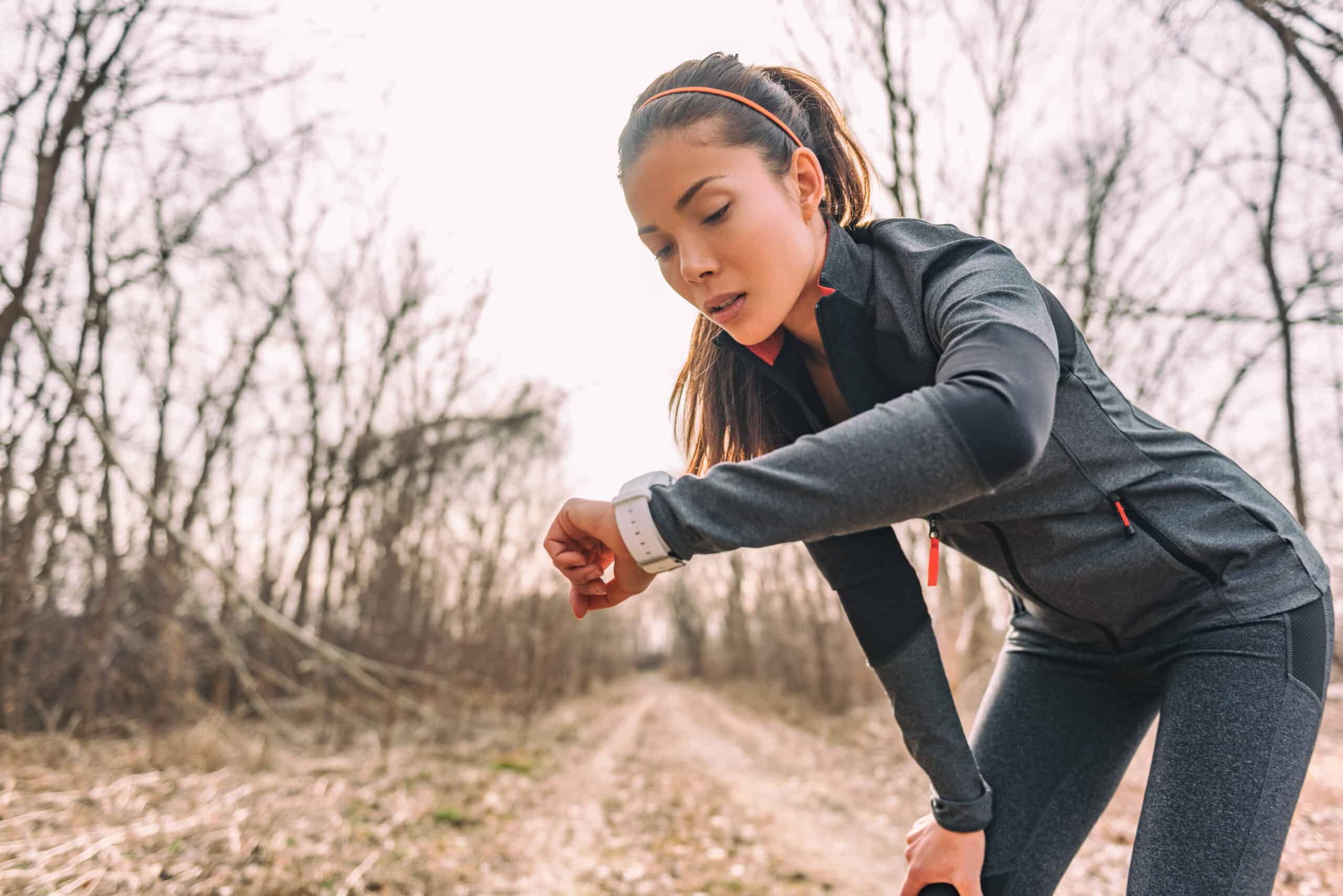 Look looking run running. Женщина убегает. Девушка бегает в толстовке. Фото активной женщины. Съемка бега.