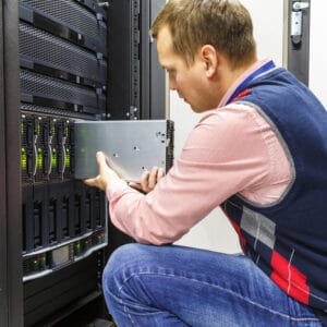 Ung mand, it -ingeniørreparationsserver i datacentret, type 1 vs type 2 hypervisor