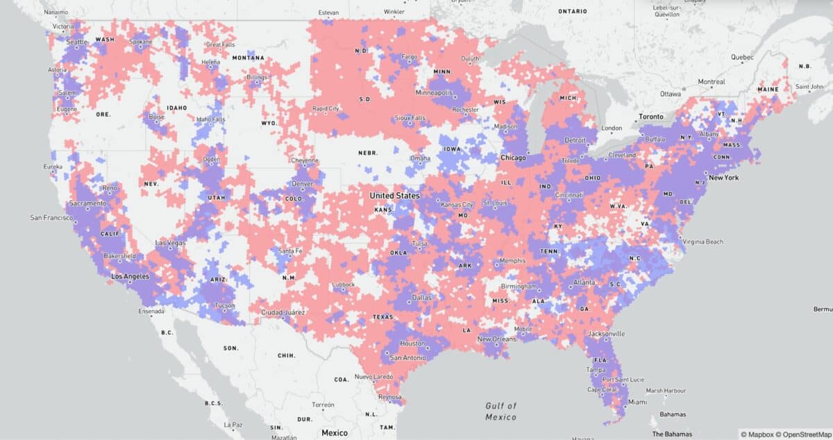 AT&T vs Verizon coverage map for 5G 35/3 Mbps technology, outdoor stationary.