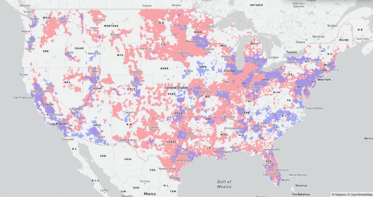 AT&T vs Verizon coverage map for 5G 7/1 Mbps technology, outdoor stationary, with at least 50% coverage.