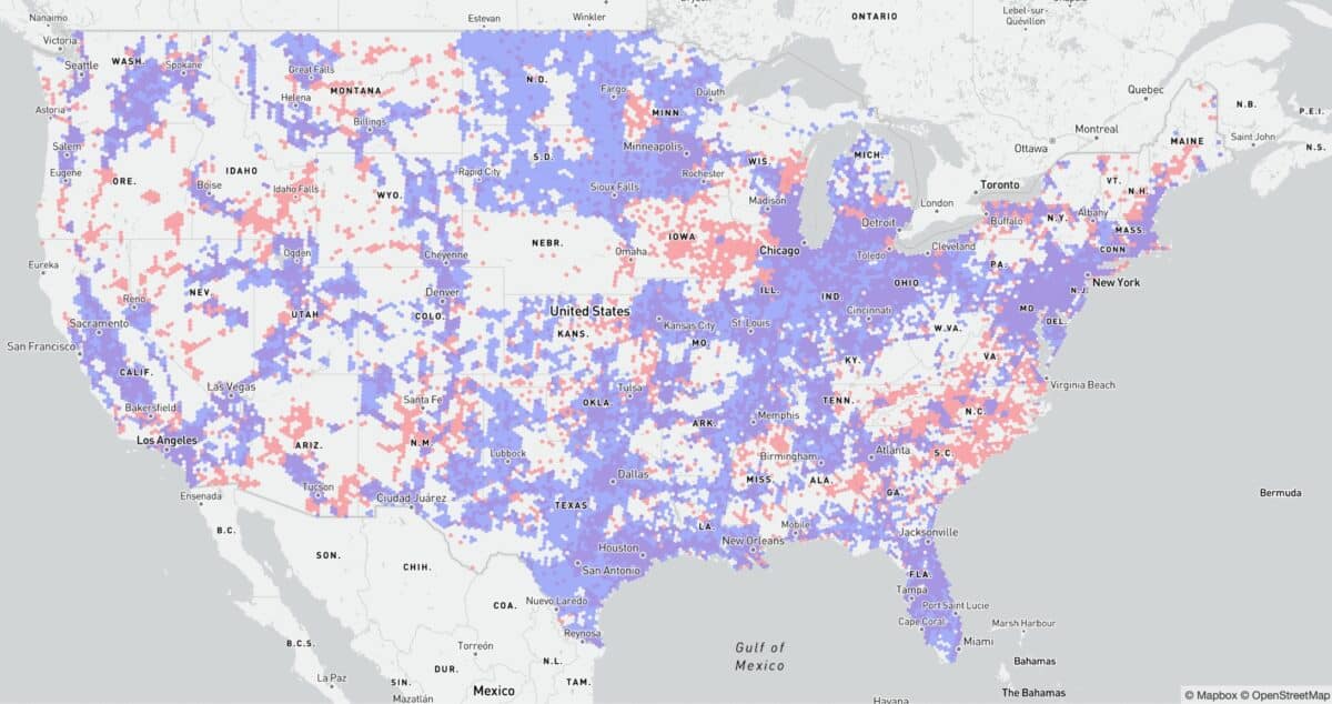 T-Mobile vs AT&T coverage map for 5G 7/1 Mbps technology, outside stationary, with at least 50% coverage.
