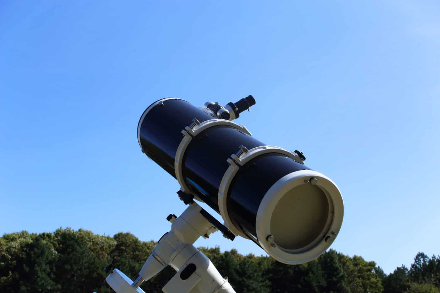 Newton's reflector telescope. Preparing for observation. Telescope Focuser with Eyepiece.