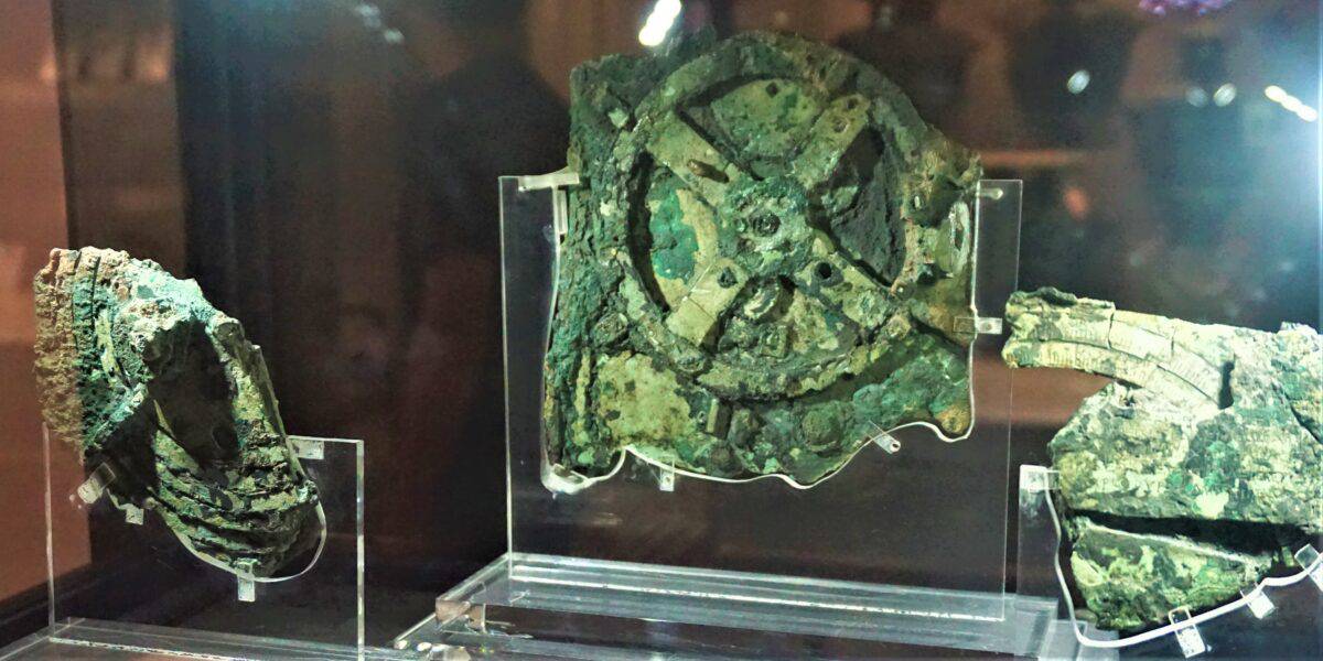 Discover the oldest computer in history with the Antikythera Mechanism