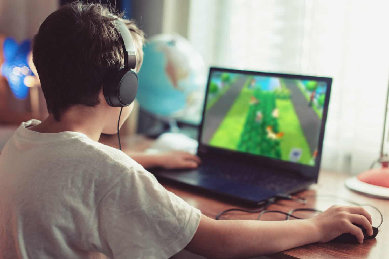 What makes Roblox safe for kids? Building classes and platform features  that a parent must know.