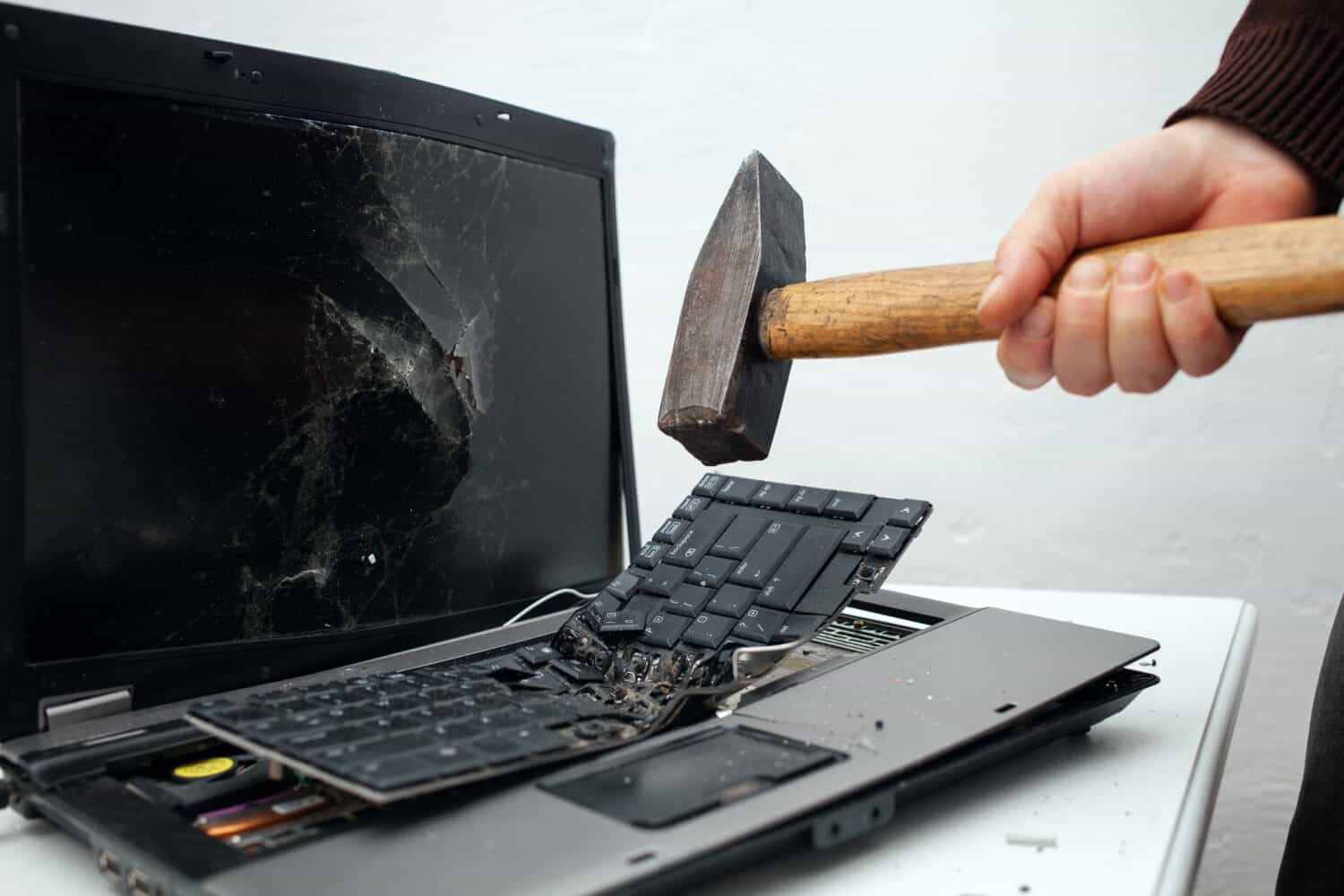 The man destroyed laptop with a hammer. Nervous work, buggy computer, errors, slow Internet, not saved in the game, printed text, hung. Bad old computer failed, does not turn on, keyboard