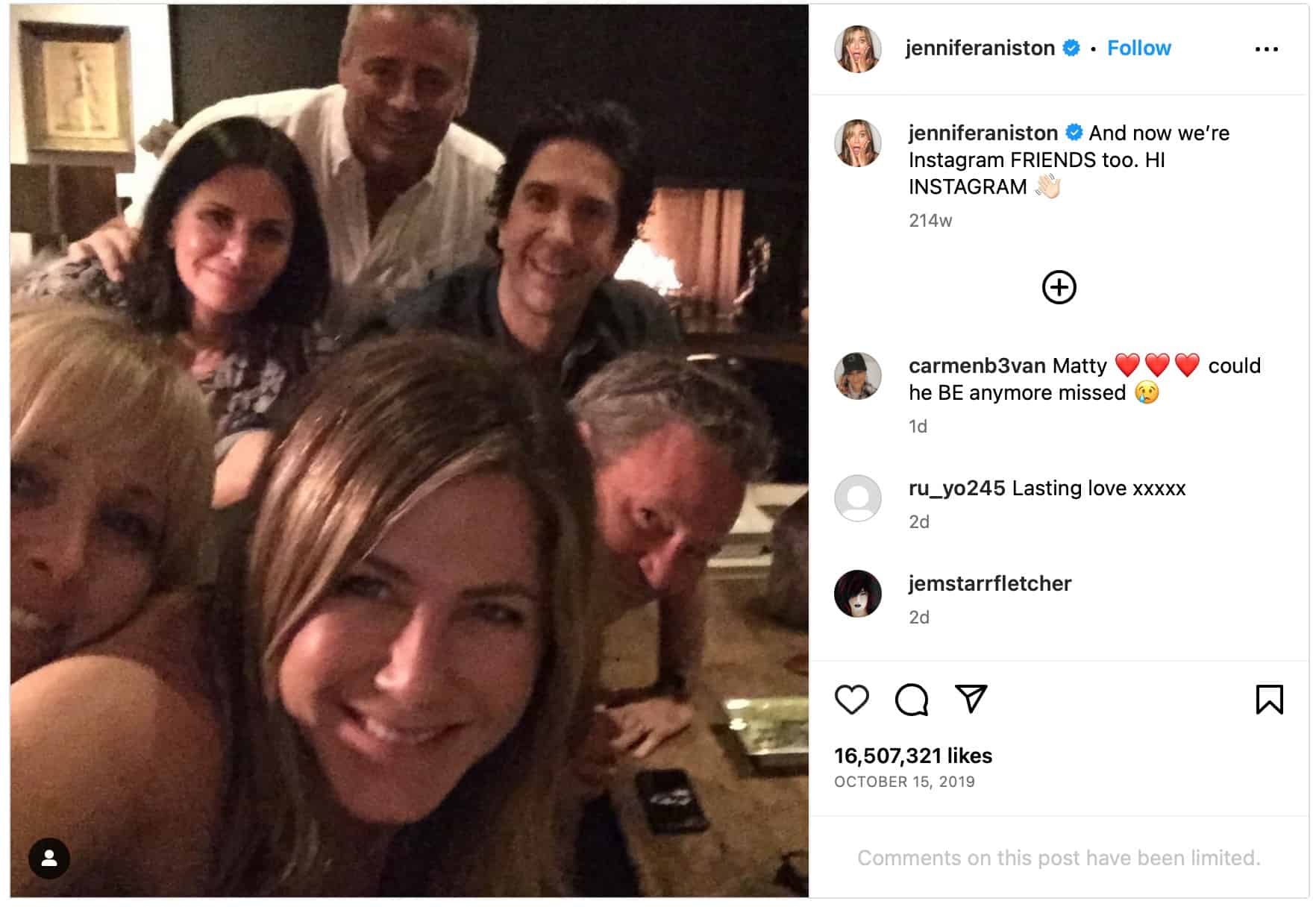 Jennifer Aniston and her Friends co-stars pose for a pic.