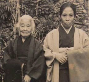 A black and white photo of Nabi Tajima and her mother.