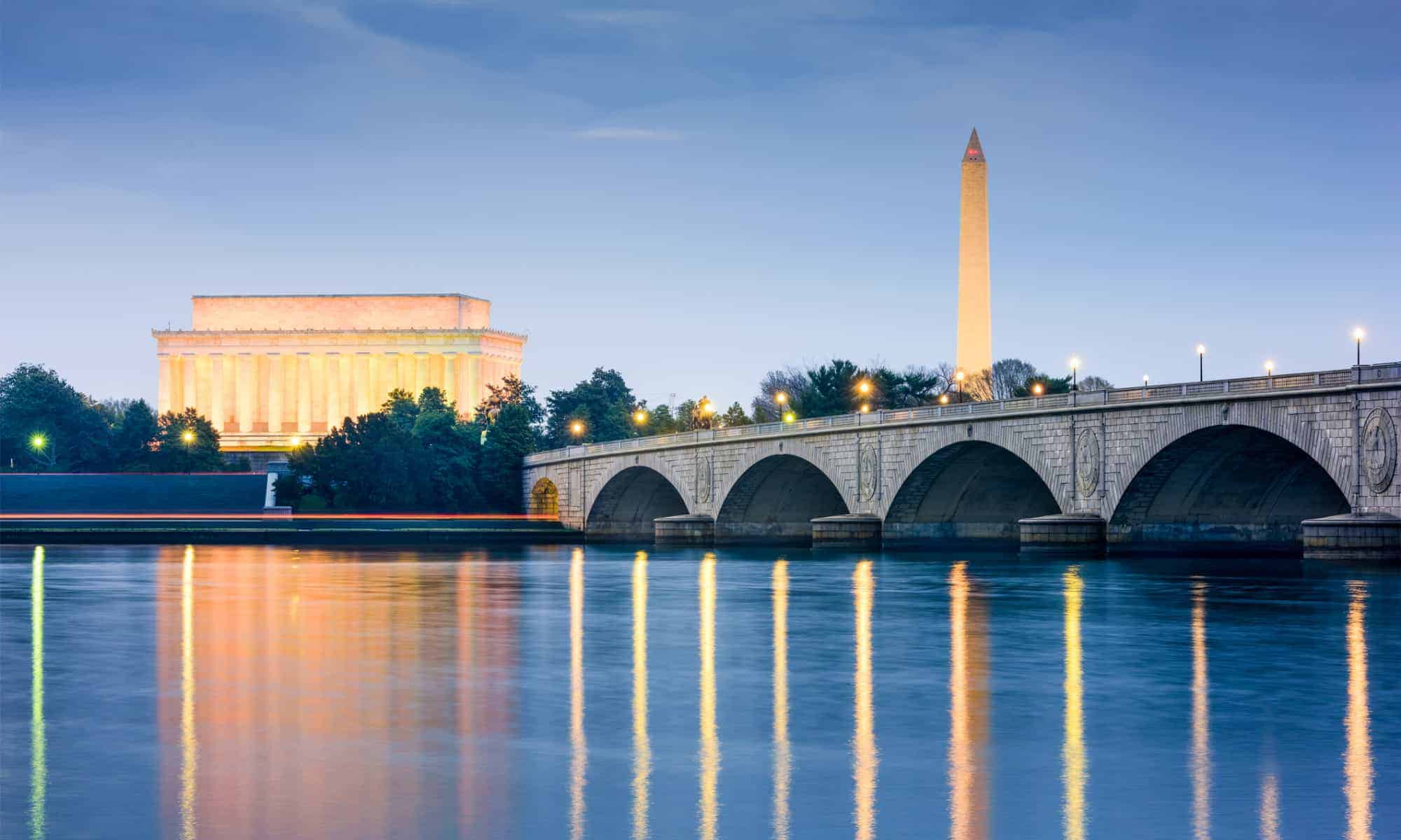 #9 What monument sits at the center of the National Mall honoring the veterans of the Second World War?
