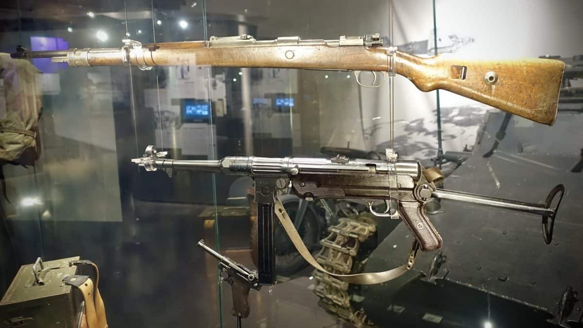 WW2 German weapons Army rifle (repetergevær) Mauser Kar98K MP38 Schmeisser sub machine-gun Pistol P.08 Luger Armed Forces Museum (Forsvarsmuseet) Oslo Norway 2020-02-24 2813