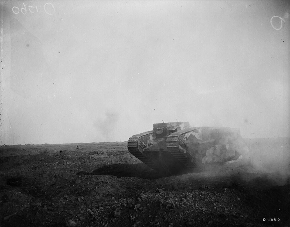 A Mark I tank in action, July 1917 / Un char Mark I en marche, en juillet 1917