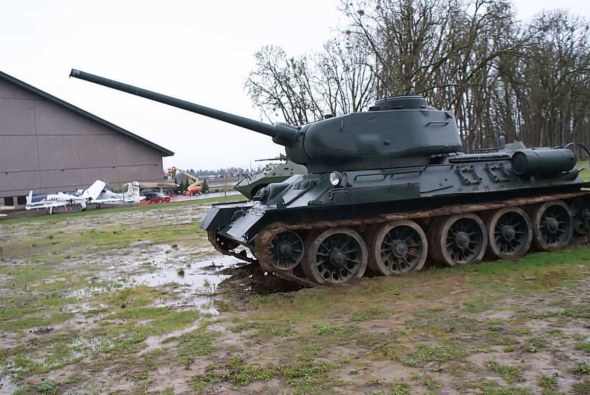File:Soviet T-34 Medium Tank LSide Behind Museum EASM 4Feb2010 (14589112414).jpg
