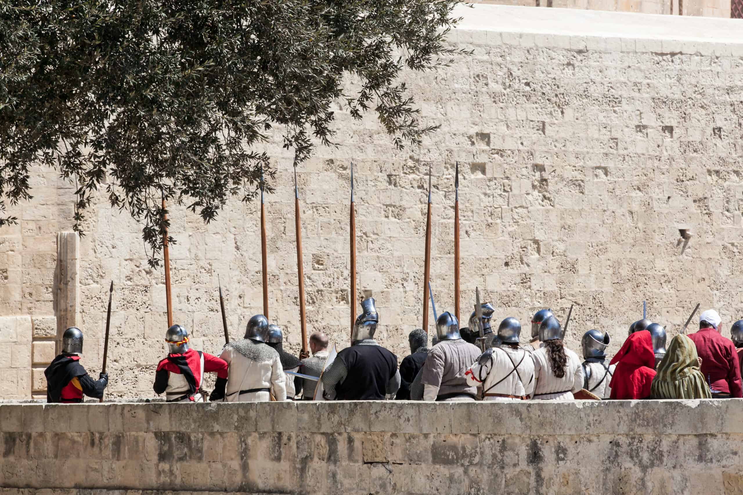 A Dropped Helmet Ends an Empire (547 BCE)