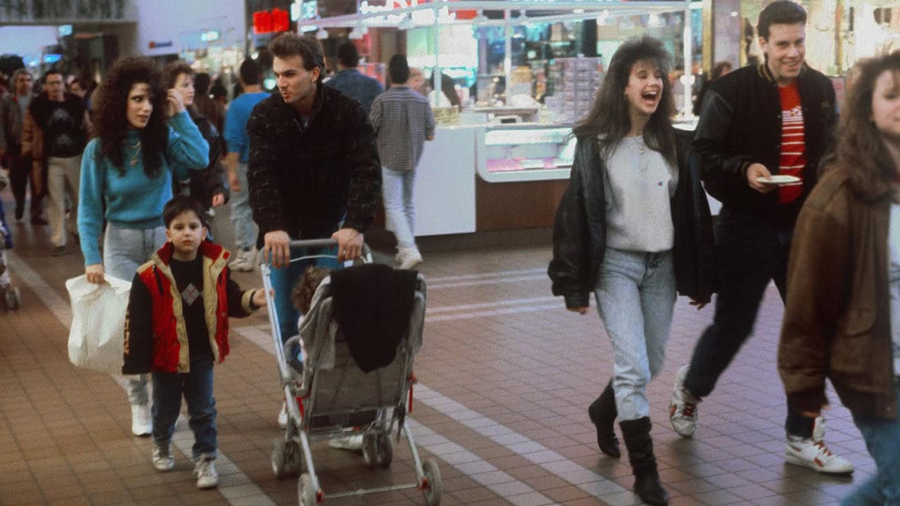 20 Mall Stores Every ’80s and ’90s Kid Remembers