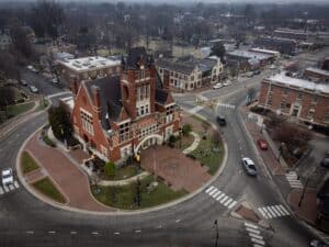 Traffic roundabout around the old Nelson county courthouse next to Talbot tavern in self proclaimed bourbon capital Bardstown, Kentucky